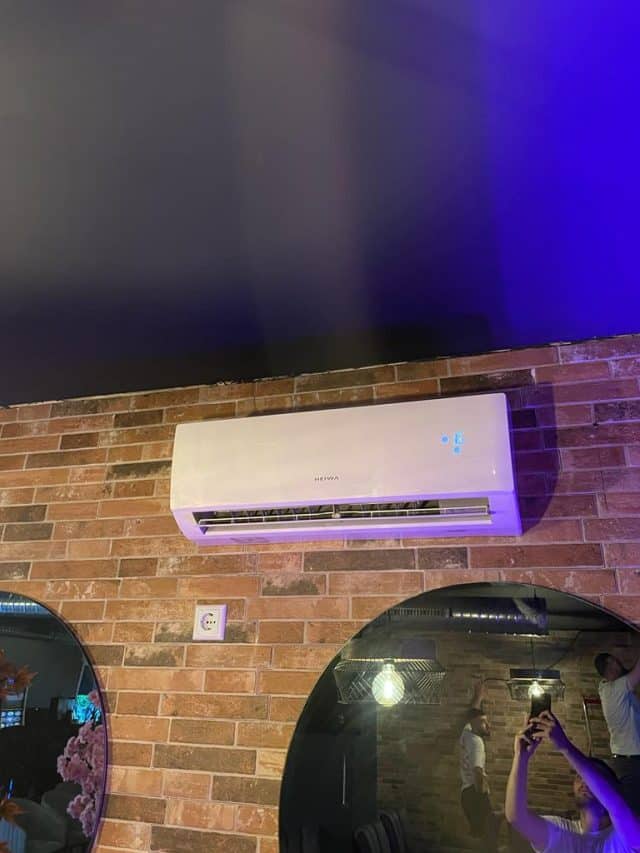 Unité intérieure de climatisation installée dans un restaurant à Strasbourg