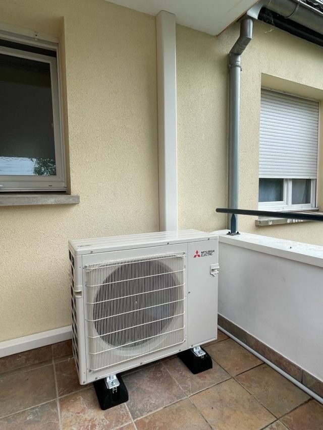 Unité extérieure de climatisation tri-split installée à Oberhausbergen par Stratherm