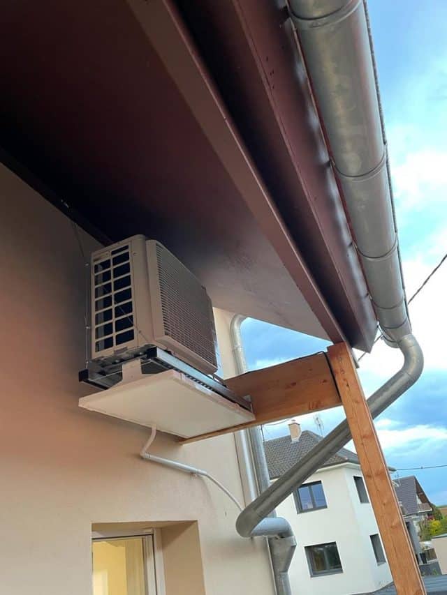 Unité extérieure de climatisation bi-split installée à Berstett par Stratherm