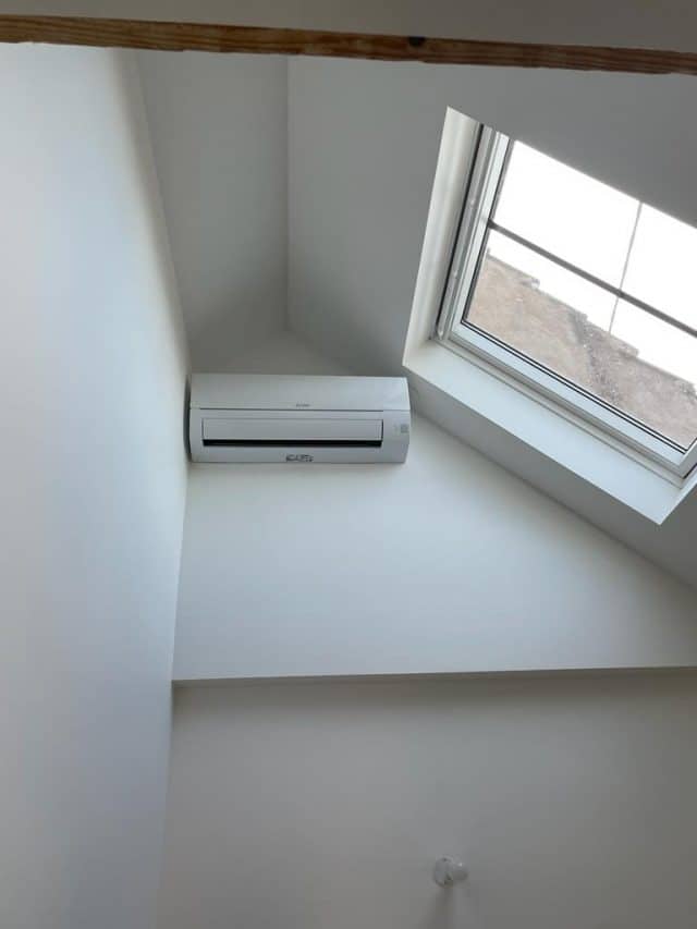 Unité intérieure de climatisation bi-split dans une maison à la Robertsau à Strasbourg par Stratherm