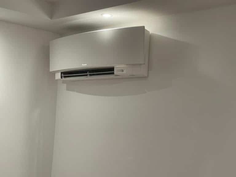 Unit&eacute; int&eacute;rieure de climatisation mono-split install&eacute;e dans une maison &agrave; Niederhausbergen