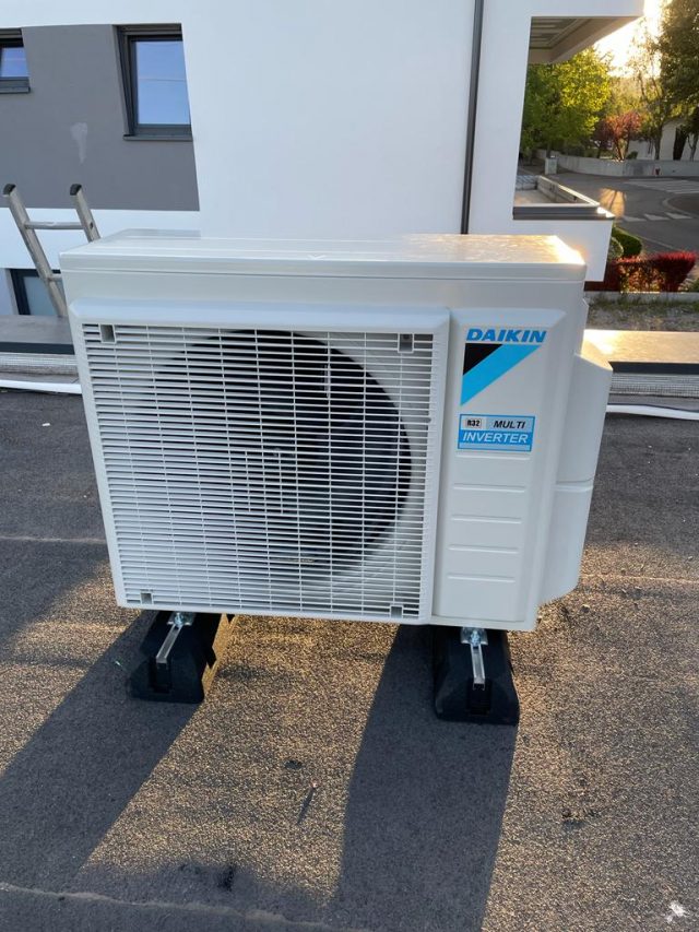 Unité extérieure de climatisation mono-split installée à Niederhausbergen par Stratherm