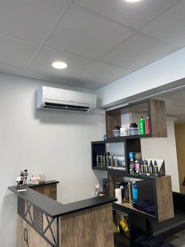 Unité intérieure de climatisation mono-split installée dans un salon de coiffure à Strasbourg centre par Stratherm
