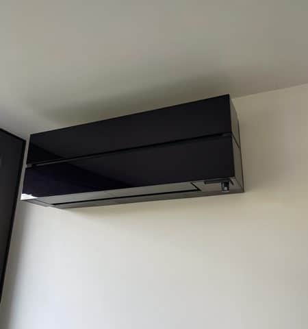Unité intérieure de climatisation mono-split installée dans une maison à la Meinau à Strasbourg