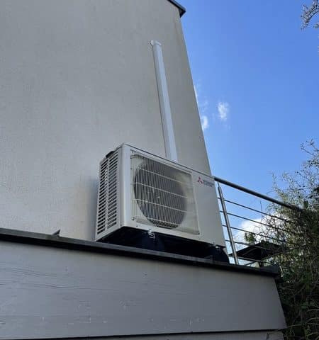 Unité extérieure de climatisation mono-split installée à la Meinau à Strasbourg par Stratherm