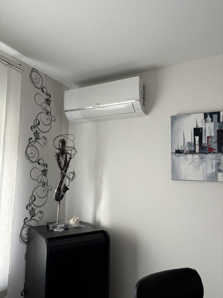 Climatisation r&eacute;versible pos&eacute;e dans un salon &agrave; Lorquin