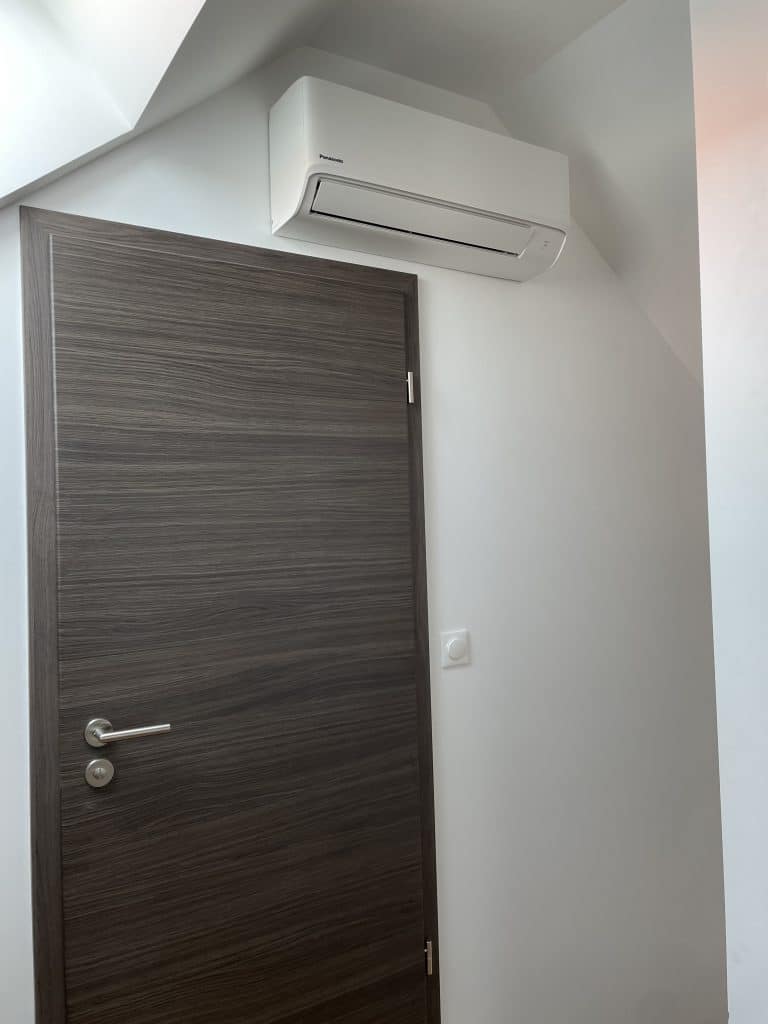 D&eacute;tail de pose d&rsquo;une climatisation bi-split &agrave; Berstett