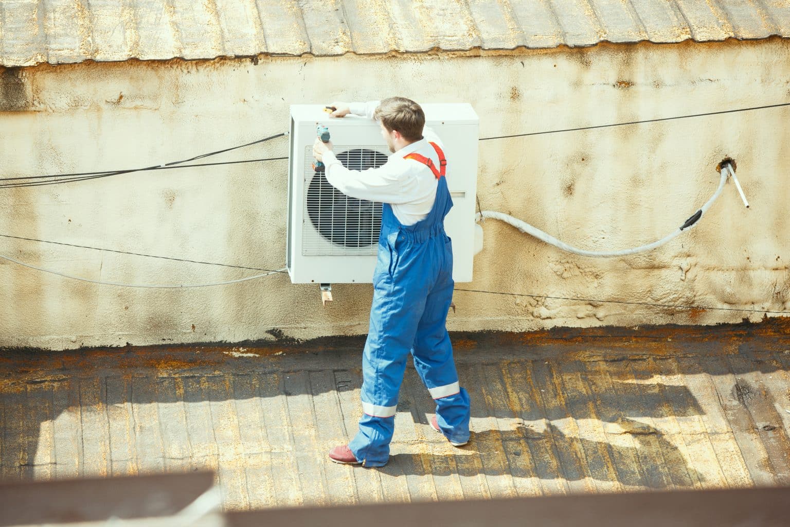 Technicien Stratherm en intervention pompe à chaleur Strasbourg