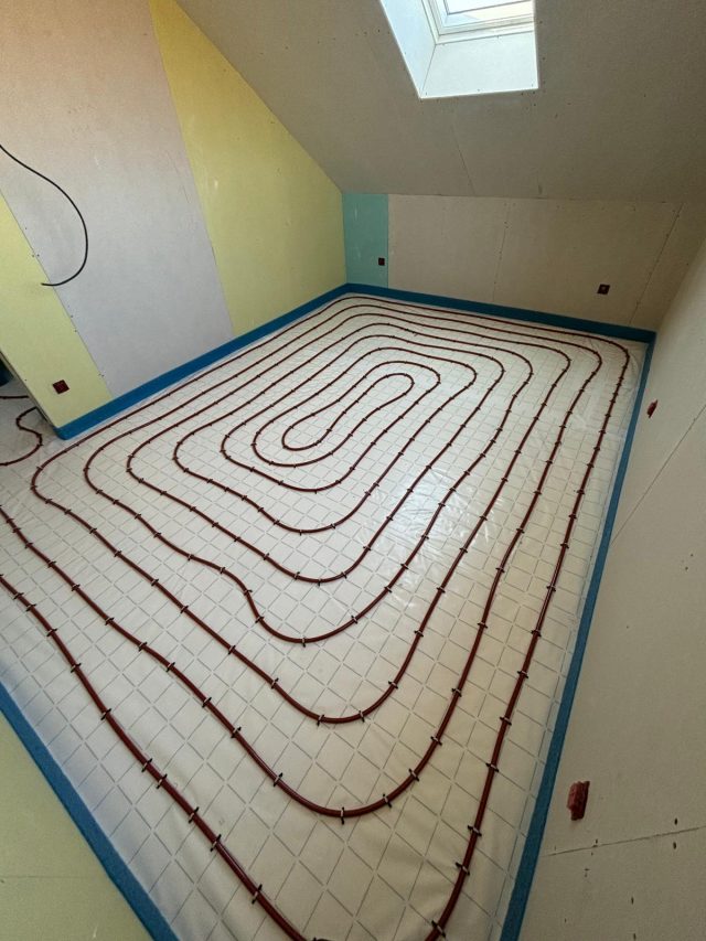 Pose du réseau de plancher chauffant dans une pièce à Pfettisheim par Stratherm