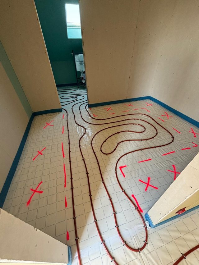 Vue de détail du plancher chauffant avant coulage de la chape à Pfettisheim
