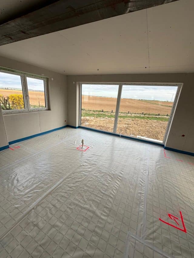 Vue large d’un plancher chauffant installé à Pfettisheim