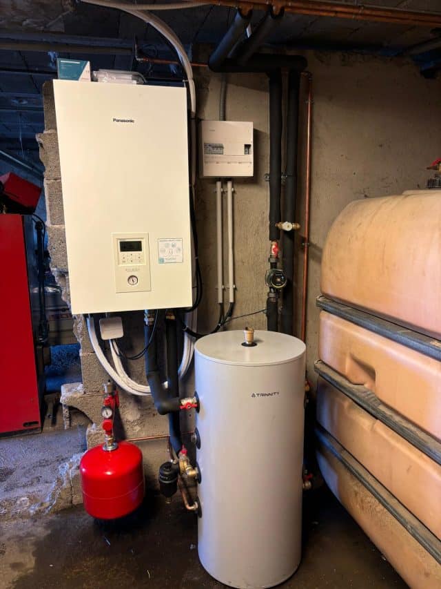 Local technique avec pompe à chaleur installée à Bebing