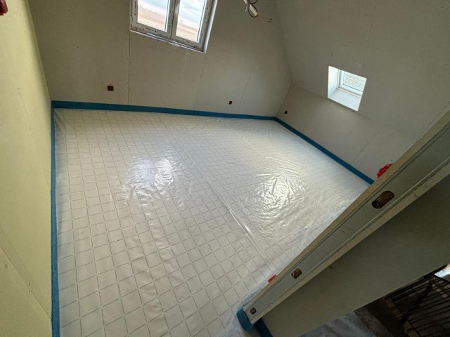 Installation d’un plancher chauffant dans une pièce lumineuse à Pfettisheim