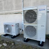 Deux unités extérieures de pompes à chaleur installées le long d'un bâtiment pour assurer le chauffage et la climatisation