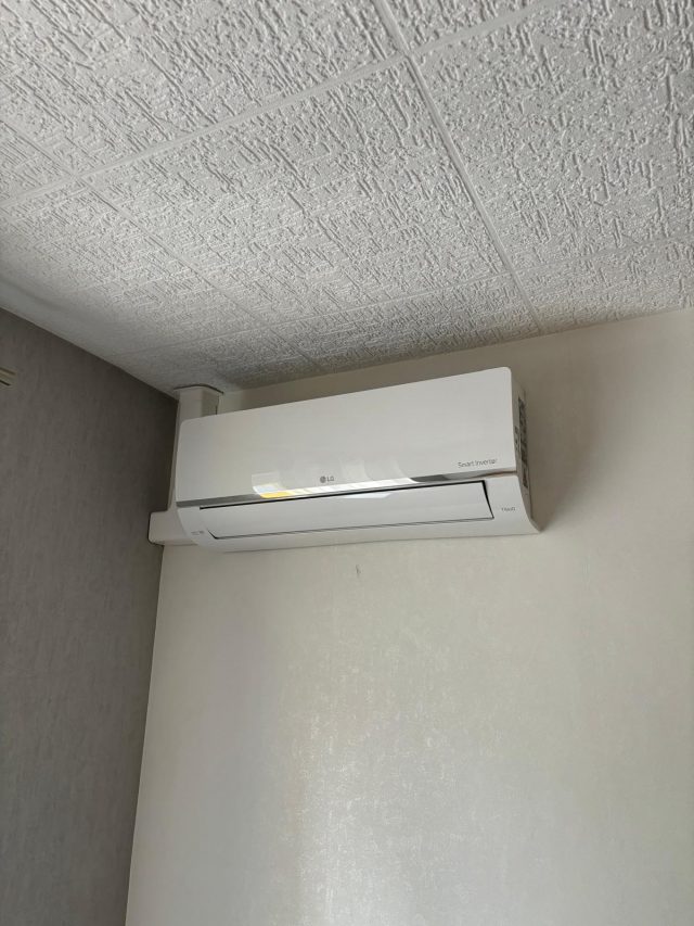 Unité intérieure de climatisation réversible installée sur un mur pour le chauffage et le rafraîchissement d'une pièce