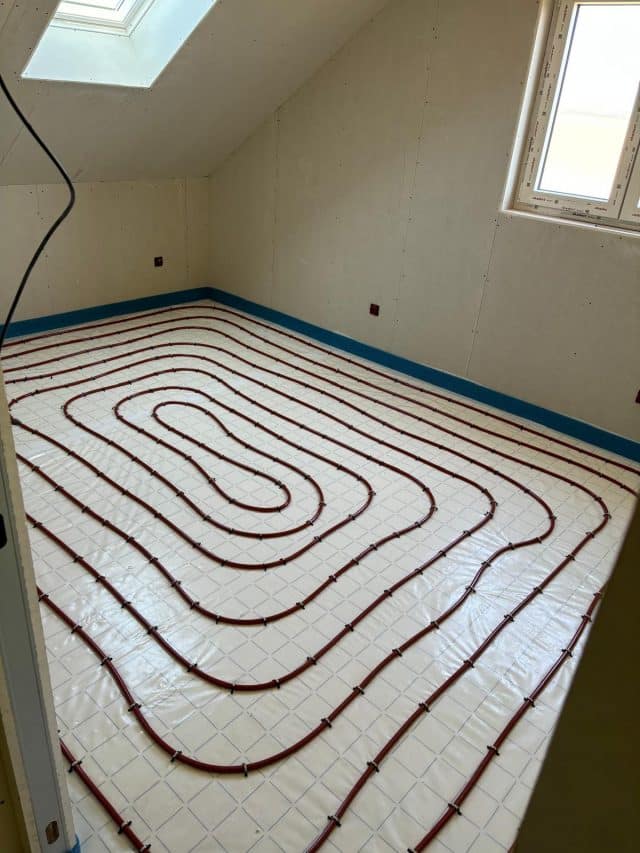 Installation de plancher chauffant dans une chambre à Pfettisheim