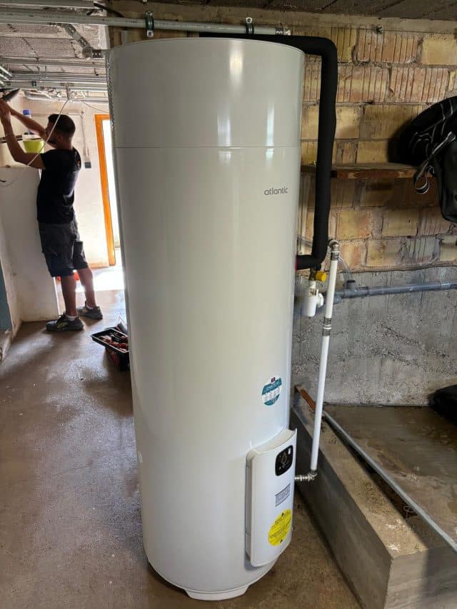Module intérieur Daikin Altherma installé avec chauffe-eau thermodynamique Atlantic par Stratherm