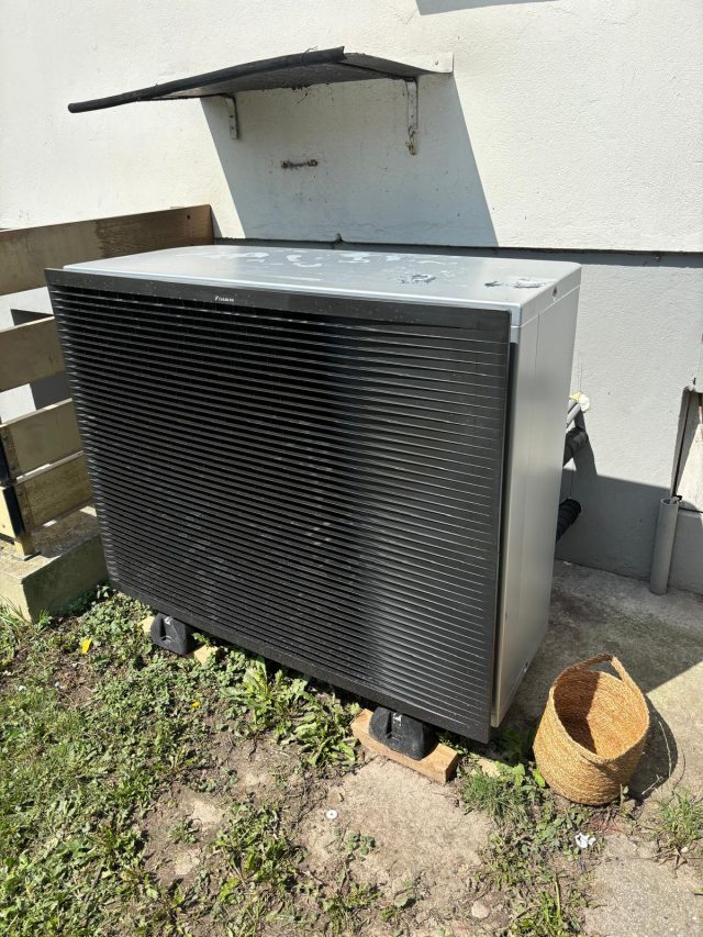 Unité extérieure de pompe à chaleur Daikin Altherma installée