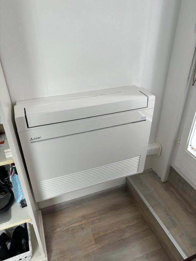 Détail de pose d’une climatisation multi-split avec console basse à Strasbourg