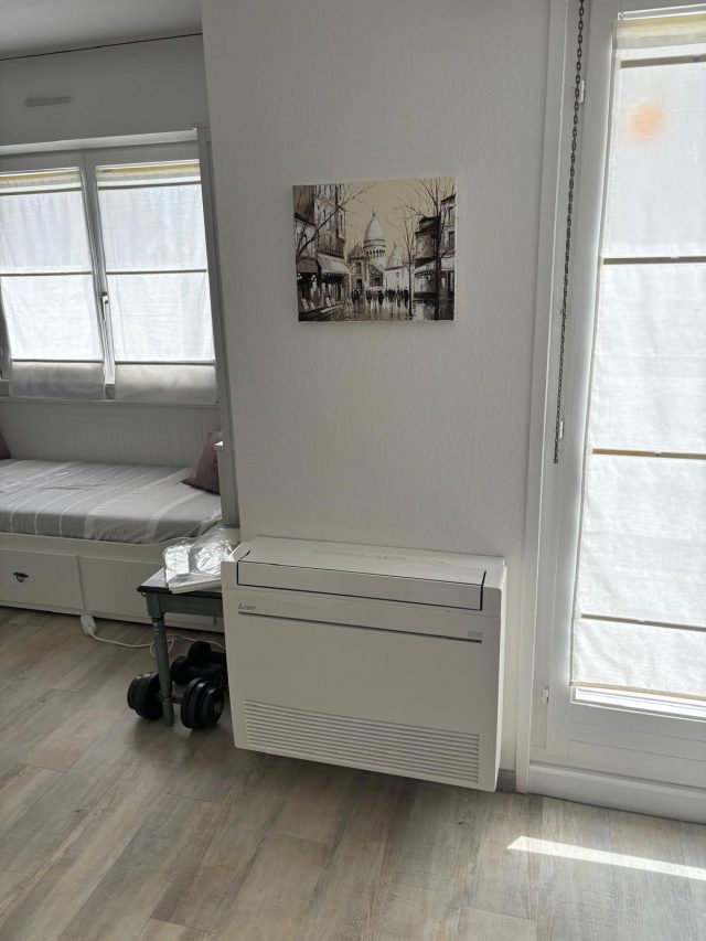 Console basse de climatisation multi-split posée dans une pièce à Strasbourg