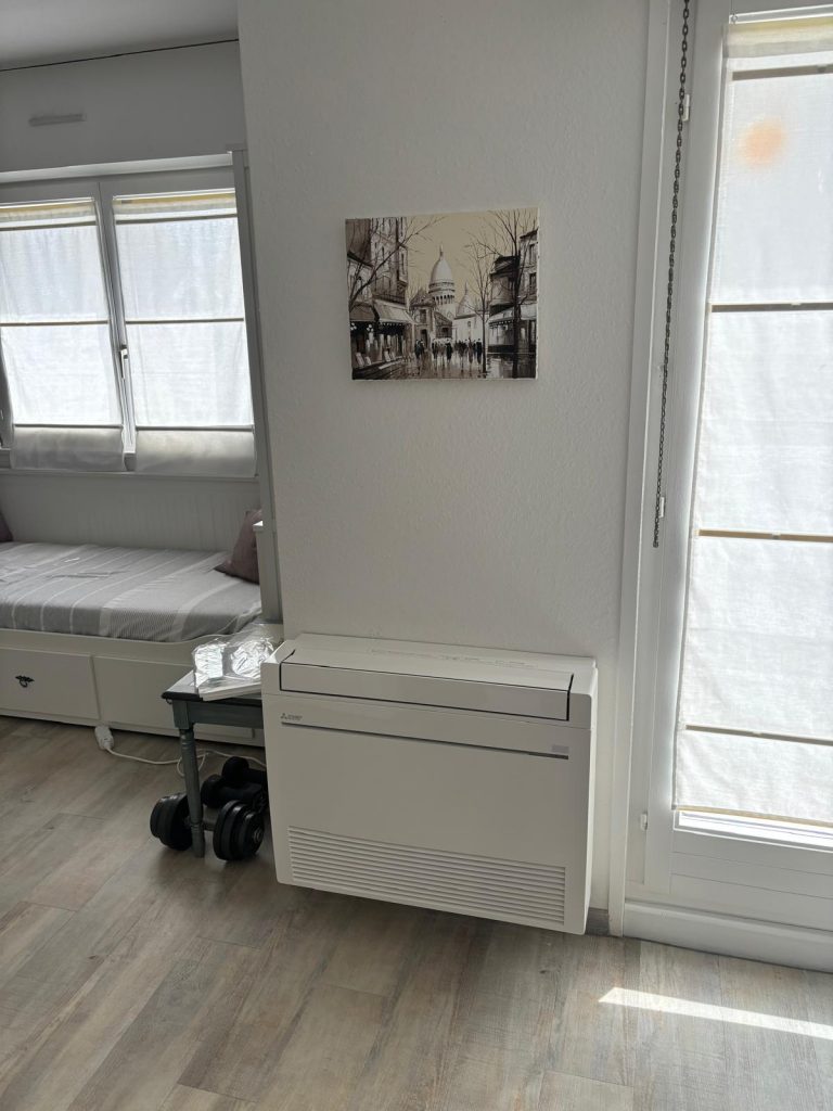 Console basse de climatisation multi-split pos&eacute;e dans une pi&egrave;ce &agrave; Strasbourg