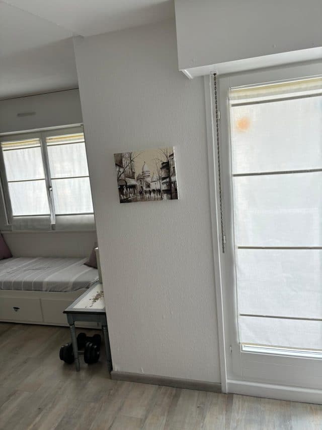 Console basse installée sous fenêtre pour climatisation réversible à Strasbourg
