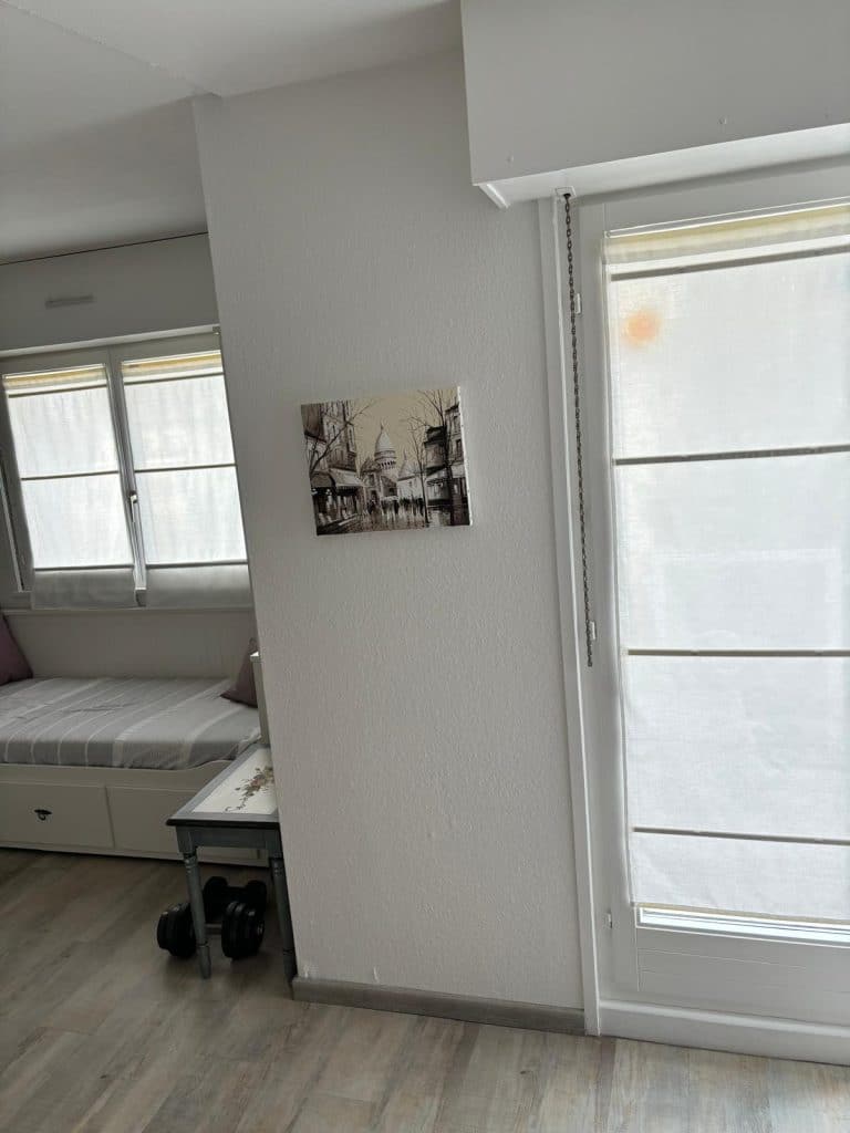 Console basse install&eacute;e sous fen&ecirc;tre pour climatisation r&eacute;versible &agrave; Strasbourg